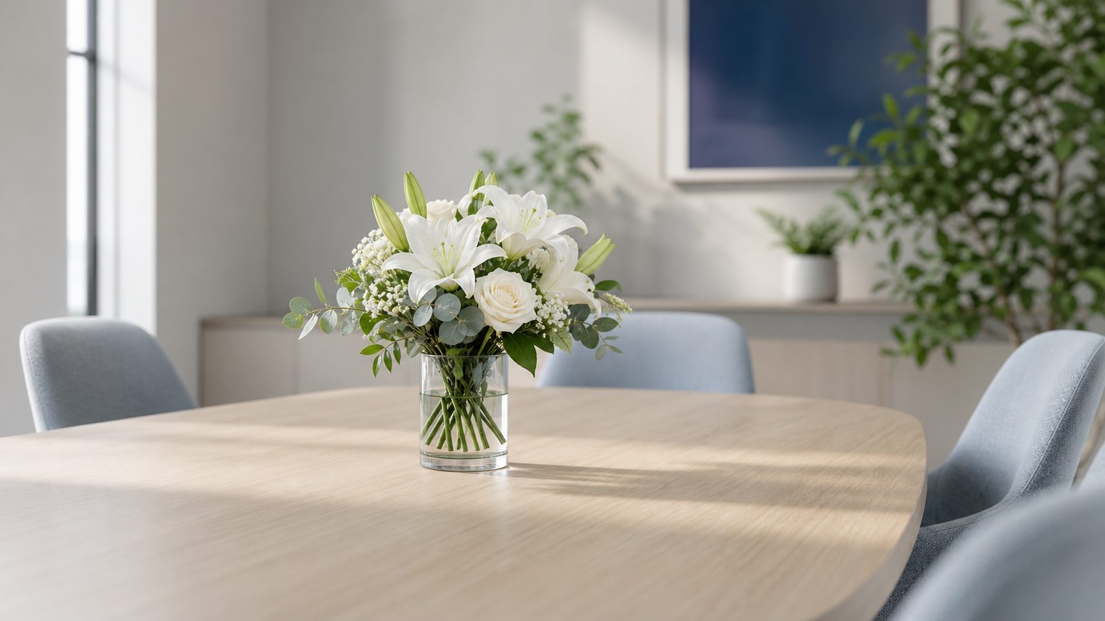 Bouquet de fleurs blanches posé sur une table de réunion